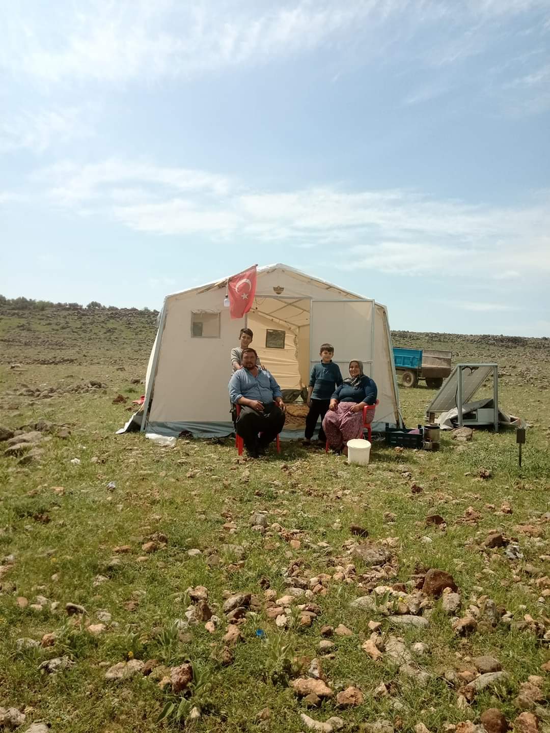 Şahinbey İlçemize bağlı Sarıt köyünde merada kalan üyemizin Birliğimizin yapmış olduğu proje kapsamında almış olduğu yaşam çadırı ve güneş paneli görüntüsü